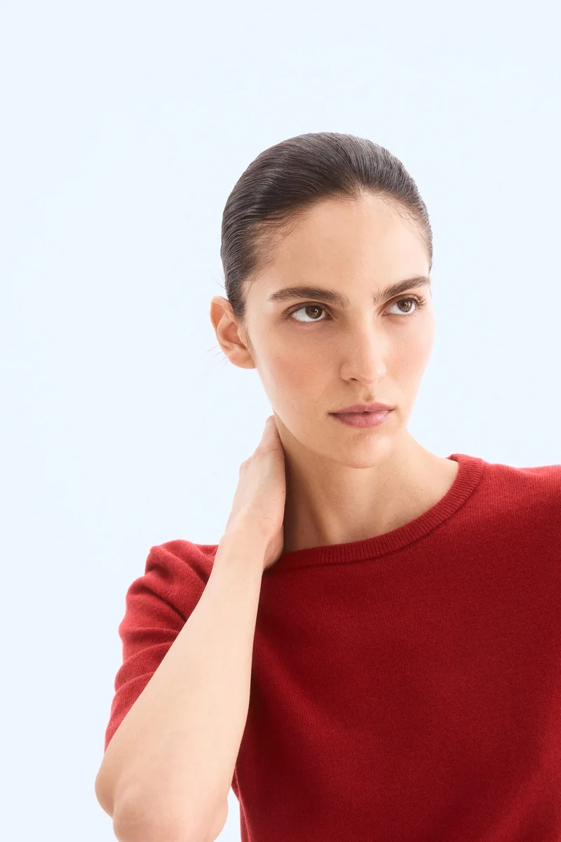 اتش اند ام بلوزة محبوكة من الكشمير بتصميم ناعم